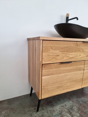 ארון אמבטיה עומד לפי מידה רוחב ועומק לפי בחירתך עשוי מעץ מלא אלון מבוקע עם משטח להנחת כיור מונח דגם סיאול