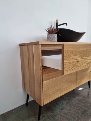 ארון אמבטיה עומד לפי מידה רוחב ועומק לפי בחירתך עשוי מעץ מלא אלון מבוקע עם משטח להנחת כיור מונח דגם סיאול