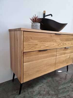 ארון אמבטיה עומד לפי מידה רוחב ועומק לפי בחירתך עשוי מעץ מלא אלון מבוקע עם משטח להנחת כיור מונח דגם סיאול