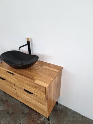 ארון אמבטיה עומד לפי מידה רוחב ועומק לפי בחירתך עשוי מעץ מלא אלון מבוקע עם משטח להנחת כיור מונח דגם סיאול