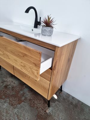 ארון אמבטיה עומד לפי מידה רוחב עומק לפי בחירתך עשוי מעץ מלא אלון מבוקע עם כיור משטח חרס שקוע דגם סידני