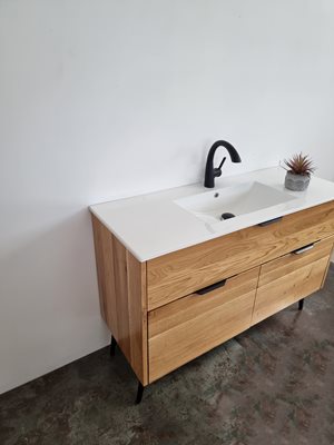 ארון אמבטיה עומד לפי מידה רוחב עומק לפי בחירתך עשוי מעץ מלא אלון מבוקע עם כיור משטח חרס שקוע דגם סידני