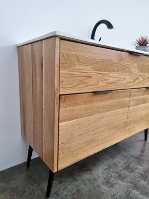 ארון אמבטיה עומד לפי מידה רוחב עומק לפי בחירתך עשוי מעץ מלא אלון מבוקע עם כיור משטח חרס שקוע דגם סידני