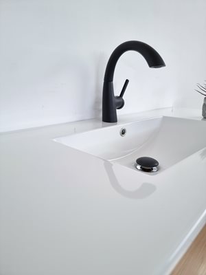 ארון אמבטיה עומד לפי מידה רוחב עומק לפי בחירתך עשוי מעץ מלא אלון מבוקע עם כיור משטח חרס שקוע דגם סידני