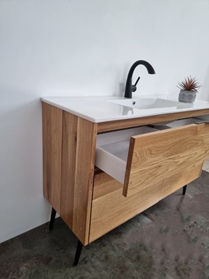 ארון אמבטיה עומד לפי מידה רוחב עומק לפי בחירתך עשוי מעץ מלא אלון מבוקע עם כיור משטח חרס שקוע דגם סידני