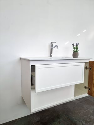 ארון אמבטיה תלוי לפי מידה רוחב עומק וצבע לפי בחירתך עם משטח עץ מלא להנחת כיור מונח דגם סקיאטוס