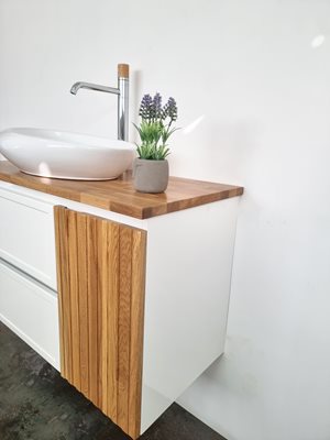 ארון אמבטיה תלוי לפי מידה רוחב עומק וצבע לפי בחירתך עם משטח עץ מלא להנחת כיור מונח דגם סקיאטוס