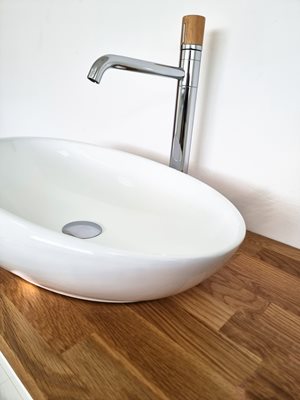 ארון אמבטיה תלוי לפי מידה רוחב עומק וצבע לפי בחירתך עם משטח עץ מלא להנחת כיור מונח דגם סקיאטוס