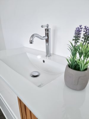 ארון אמבטיה תלוי לפי מידה רוחב וצבע לפי בחירתך עם כיור משטח חרס שקוע דגם קפלוניה