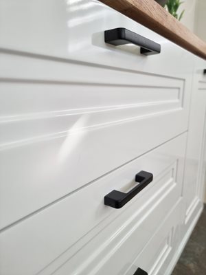 ארון אמבטיה תלוי לפי מידה רוחב עומק וצבע לפי בחירתך עם משטח עץ מלא להנחת כיור מונח דגם דרזדן