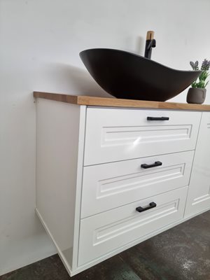 ארון אמבטיה תלוי לפי מידה רוחב עומק וצבע לפי בחירתך עם משטח עץ מלא להנחת כיור מונח דגם דרזדן