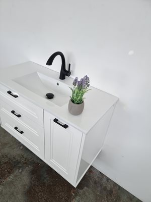 ארון אמבטיה תלוי לפי מידה רוחב וצבע לפי בחירתך עם כיור משטח חרס שקוע דגם הנאו