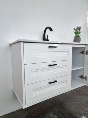 ארון אמבטיה תלוי לפי מידה רוחב וצבע לפי בחירתך עם כיור משטח חרס שקוע דגם הנאו