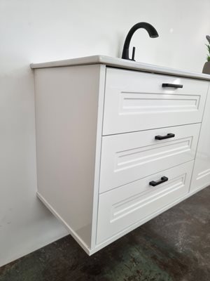 ארון אמבטיה תלוי לפי מידה רוחב וצבע לפי בחירתך עם כיור משטח חרס שקוע דגם הנאו