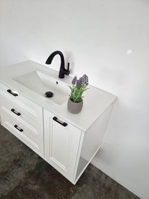 ארון אמבטיה תלוי לפי מידה רוחב וצבע לפי בחירתך עם כיור משטח חרס שקוע דגם הנאו