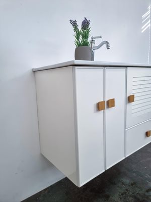 ארון אמבטיה תלוי לפי מידה רוחב וצבע לפי בחירתך עם כיור משטח חרס שקוע דגם מייסן