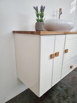 ארון אמבטיה תלוי לפי מידה רוחב עומק וצבע לפי בחירתך עם משטח עץ מלא להנחת כיור מונח דגם מרבורג