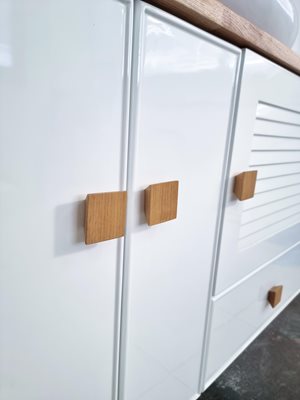 ארון אמבטיה תלוי לפי מידה רוחב עומק וצבע לפי בחירתך עם משטח עץ מלא להנחת כיור מונח דגם מרבורג