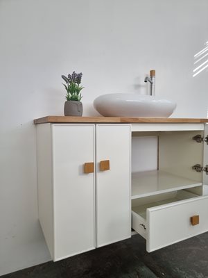 ארון אמבטיה תלוי לפי מידה רוחב עומק וצבע לפי בחירתך עם משטח עץ מלא להנחת כיור מונח דגם מרבורג