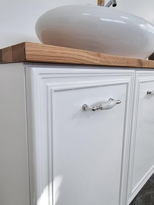 ארון אמבטיה תלוי לפי מידה רוחב עומק וצבע לפי בחירתך עם משטח עץ מלא להנחת כיור מונח דגם פלוטו