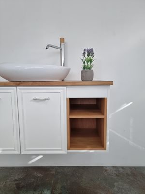 ארון אמבטיה תלוי לפי מידה רוחב עומק וצבע לפי בחירתך עם משטח עץ מלא להנחת כיור מונח דגם פלוטו