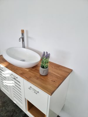 ארון אמבטיה תלוי לפי מידה רוחב עומק וצבע לפי בחירתך עם משטח עץ מלא להנחת כיור מונח דגם לומבריה