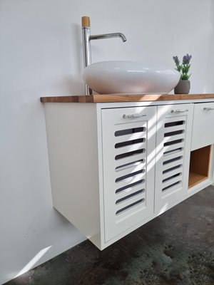 ארון אמבטיה תלוי לפי מידה רוחב עומק וצבע לפי בחירתך עם משטח עץ מלא להנחת כיור מונח דגם לומבריה