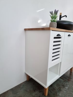 ארון אמבטיה עומד לפי מידה רוחב עומק וצבע לפי בחירתך עם משטח עץ מלא להנחת כיור מונח דגם אוסטנד