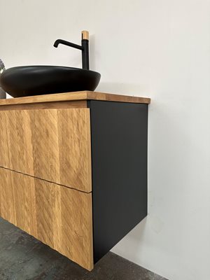 ארון אמבטיה תלוי לפי מידה רוחב עומק וצבע דופן לפי בחירתך עשוי מעץ מלא אלון מבוקע עם משטח להנחת כיור מונח דגם תיגואנא