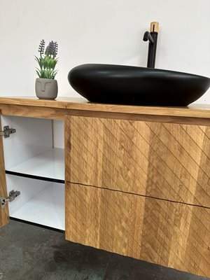 ארון אמבטיה תלוי לפי מידה רוחב עומק וצבע דופן לפי בחירתך עשוי מעץ מלא אלון מבוקע עם משטח להנחת כיור מונח דגם תיגואנא