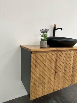 ארון אמבטיה תלוי לפי מידה רוחב עומק וצבע דופן לפי בחירתך עשוי מעץ מלא אלון מבוקע עם משטח להנחת כיור מונח דגם תיגואנא