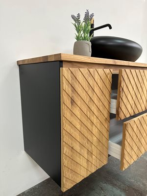 ארון אמבטיה תלוי לפי מידה רוחב עומק וצבע דופן לפי בחירתך עשוי מעץ מלא אלון מבוקע עם משטח להנחת כיור מונח דגם תיגואנא