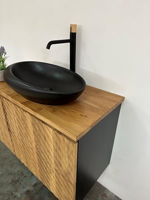 ארון אמבטיה תלוי לפי מידה רוחב עומק וצבע דופן לפי בחירתך עשוי מעץ מלא אלון מבוקע עם משטח להנחת כיור מונח דגם תיגואנא