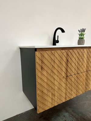 ארון אמבטיה תלוי לפי מידה רוחב עומק וצבע דופן לפי בחירתך עשוי מעץ מלא אלון מבוקע עם כיור משטח חרס שקוע דגם אוקסאק