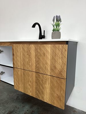 ארון אמבטיה תלוי לפי מידה רוחב עומק וצבע דופן לפי בחירתך עשוי מעץ מלא אלון מבוקע עם כיור משטח חרס שקוע דגם אוקסאק