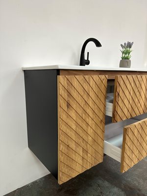 ארון אמבטיה תלוי לפי מידה רוחב עומק וצבע דופן לפי בחירתך עשוי מעץ מלא אלון מבוקע עם כיור משטח חרס שקוע דגם אוקסאק