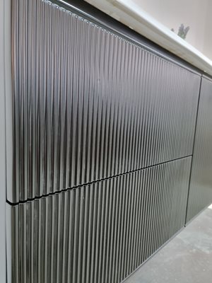 ארון אמבטיה תלוי לפי מידה רוחב עומק וצבע לפי בחירתך עם כיור משטח חרס שקוע דגם פוקס