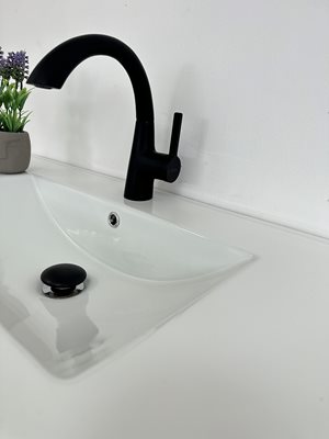 ארון אמבטיה תלוי לפי מידה רוחב ועומק לפי בחירתך עשוי מעץ מלא אלון מבוקע עם כיור משטח חרס שקוע דגם סלוניקי W