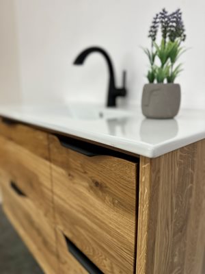 ארון אמבטיה תלוי לפי מידה רוחב ועומק לפי בחירתך עשוי מעץ מלא אלון מבוקע עם כיור משטח חרס שקוע דגם גרונה