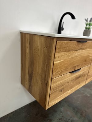 ארון אמבטיה תלוי לפי מידה רוחב ועומק לפי בחירתך עשוי מעץ מלא אלון מבוקע עם כיור משטח חרס שקוע דגם גרונה