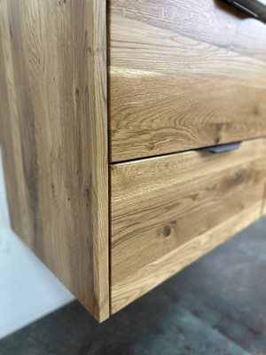 ארון אמבטיה תלוי לפי מידה רוחב ועומק לפי בחירתך עשוי מעץ מלא אלון מבוקע עם כיור משטח חרס שקוע דגם גרונה