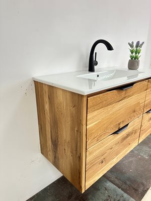 ארון אמבטיה תלוי לפי מידה רוחב ועומק לפי בחירתך עשוי מעץ מלא אלון מבוקע עם כיור משטח חרס שקוע דגם גרונה