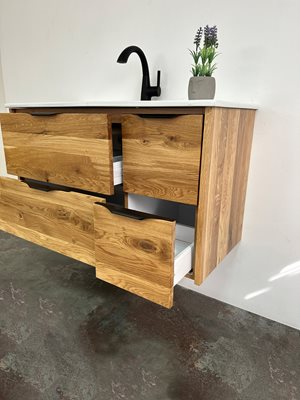 ארון אמבטיה תלוי לפי מידה רוחב ועומק לפי בחירתך עשוי מעץ מלא אלון מבוקע עם כיור משטח חרס שקוע דגם גרונה