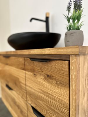 ארון אמבטיה תלוי לפי מידה רוחב ועומק לפי בחירתך עשוי מעץ מלא אלון מבוקע עם משטח להנחת כיור מונח דגם רונדה