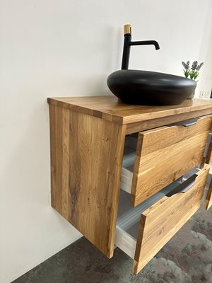 ארון אמבטיה תלוי לפי מידה רוחב ועומק לפי בחירתך עשוי מעץ מלא אלון מבוקע עם משטח להנחת כיור מונח דגם רונדה