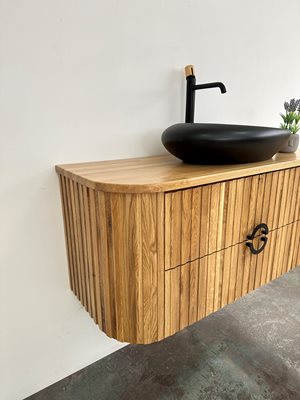 ארון אמבטיה תלוי לפי מידה רוחב ועומק לפי בחירתך עשוי מעץ מלא אלון מבוקע עם משטח להנחת כיור מונח דגם בורגוז