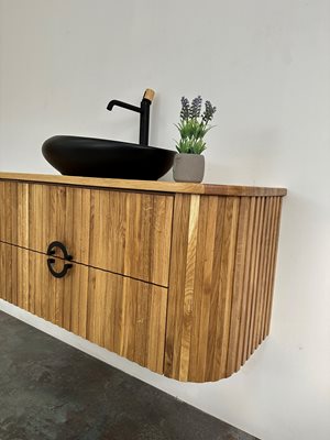 ארון אמבטיה תלוי לפי מידה רוחב ועומק לפי בחירתך עשוי מעץ מלא אלון מבוקע עם משטח להנחת כיור מונח דגם בורגוז