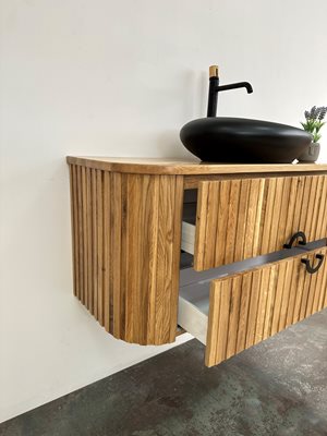 ארון אמבטיה תלוי לפי מידה רוחב ועומק לפי בחירתך עשוי מעץ מלא אלון מבוקע עם משטח להנחת כיור מונח דגם בורגוז