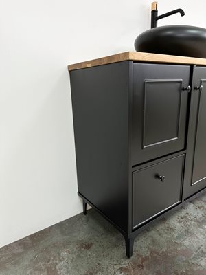 ארון אמבטיה עומד לפי מידה רוחב עומק וצבע לפי בחירתך עם משטח עץ מלא להנחת כיור מונח דגם האגי