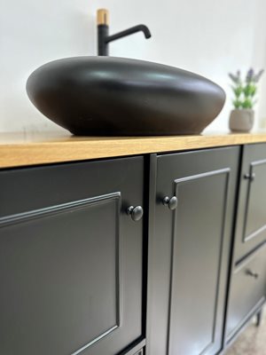 ארון אמבטיה עומד לפי מידה רוחב עומק וצבע לפי בחירתך עם משטח עץ מלא להנחת כיור מונח דגם האגי